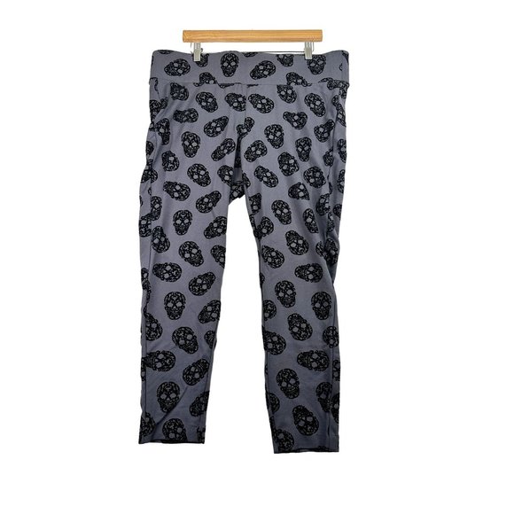 torrid Pants - Torrid Skull Print‎ Pixie Cropped Pants sz 1R (1X) Purple/Black